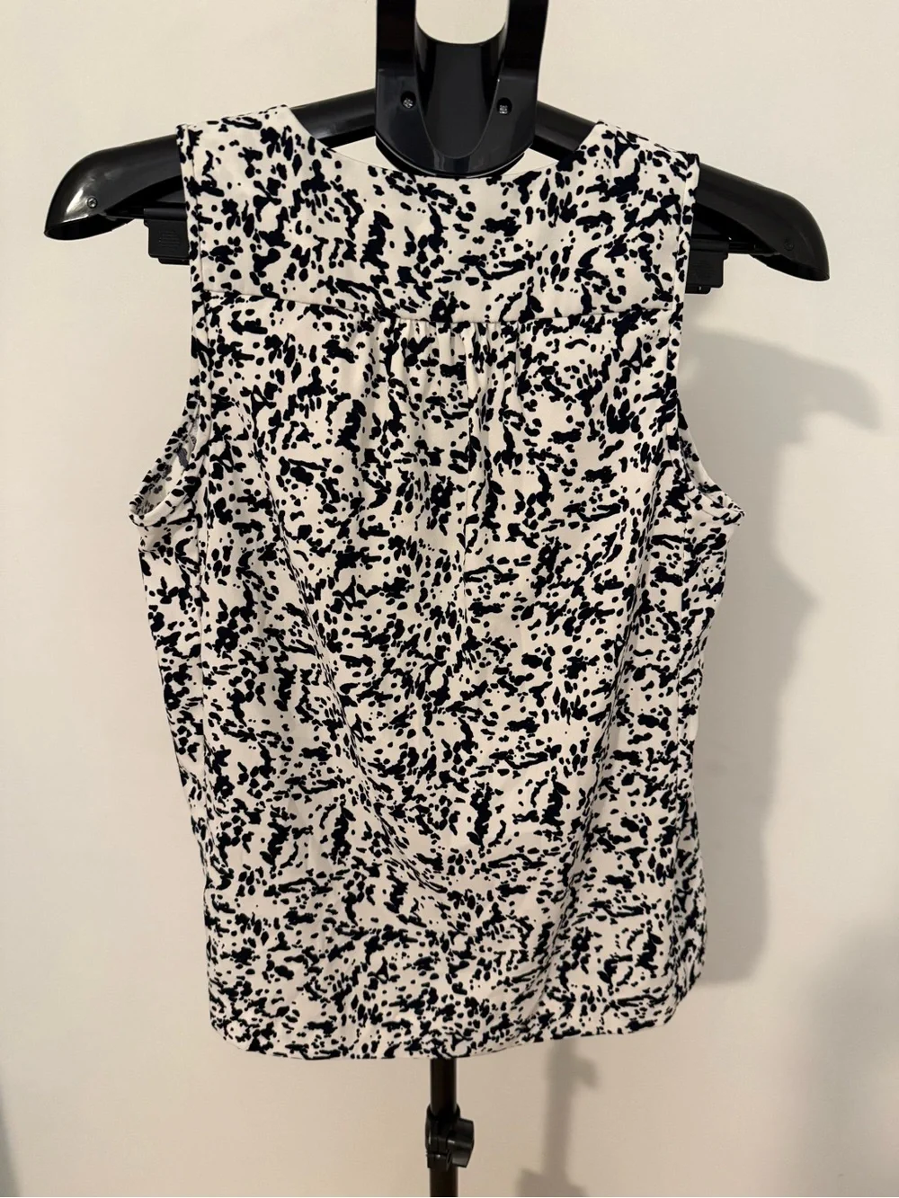 Sleeveless V-Neck Printed Tank Top - Black & White